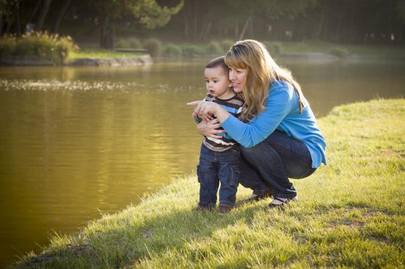 ילד ואמא ליד האגם