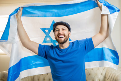 איש עם דגל ישראל